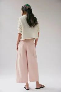 Detailansicht der femininen Vintage Casual Weitbein-Jeans kombiniert mit einem Pullover.