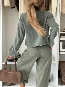 Casual grijsgroene jas met lange mouwen en bijpassende broek set, stijlvol los bovenkledingdetail.