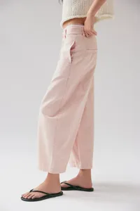 Seitenansicht Detail rosa weite Damen Jeanshose lässiger Stil bequeme Passform Alltag.