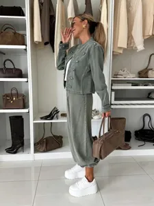 Groene casual jas met knopen en broek set detailweergave voor modieuze kledingstijl.