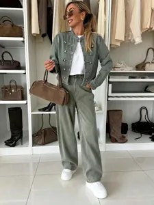 Dames stijlvolle militaire jas en losse broek set, modieuze casual herfst bovenkleding.