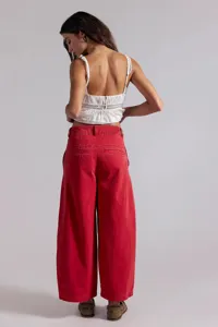 Rote weite Damen Jeans im Retro Stil mit weißem Oberteil, Detailansicht von hinten im Studio.