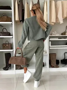 Casual olijfgroene denim jas en broekset, stijlvol lang mouw buitenkleding detail aanzicht.