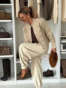 Casual beige jas met lange mouwen en knopen voor dames, stijlvolle herfstmode bovenkleding.