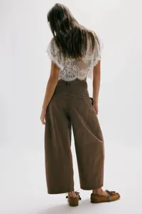 Damen Vintage lose lässige weite Denim Jeans kombiniert mit weißer Kurzarm-Spitzenbluse.