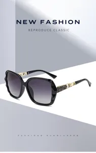 Vue détaillée de lunettes de soleil pour femmes élégantes avec des branches ornées de strass.