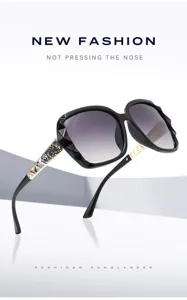 Lunettes de soleil oversize tendance pour femme avec verres dégradés et détails brillants.
