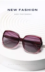Lunettes de soleil oversize pour femme, verres dégradés tendance et protection UV chic.