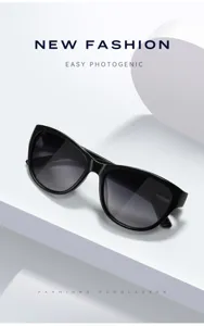 Gros plan de lunettes de soleil tendance œil-de-chat noires avec verres dégradés en studio.