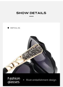 Gros plan détaillé des branches de lunettes dorées avec strass brillants et élégants.