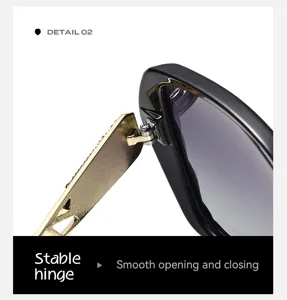 Vue en gros plan des détails de lunettes de soleil pour femmes charnière dorée stable.