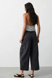 Damen Herbst Retro lose lässige weite Jeanshosen kombiniert mit einem grauen Neckholder-Top.