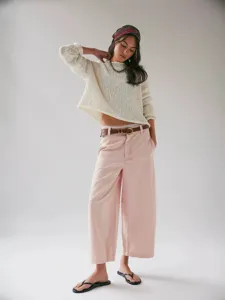 Damen Freizeit lose weite Hose mit Strickpullover Mode Outfit Hauptansicht Ganzkoerperbild