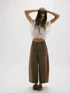 Damen Retro lässige weite Jeans in Braun, perfekte Herbstmode für stilvolle Streetwear Outfits.