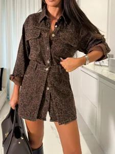 Ensemble veste chemise et jupe en denim imprimé léopard marron, style utilitaire rétro.