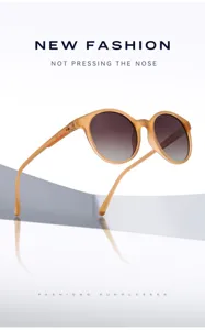 Détail de lunettes de soleil rondes et élégantes avec verres dégradés et monture marron texturée.