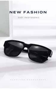 Détail de lunettes de soleil carrées noires, verres polarisés élégants pour hommes.
