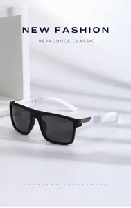 Lunettes de soleil carrees pour hommes, protection UV, monture noire et branches blanches.