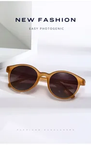 Lunettes de soleil rondes élégantes pour hommes avec monture texturée marron et verres.
