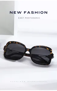 Lunettes de soleil a grande monture tendance avec motif ecaille pour un style quotidien.