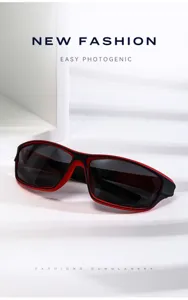 Vista detallada de gafas de sol deportivas polarizadas negro rojo para ciclismo al aire libre.