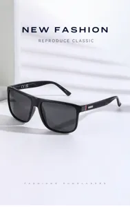 Lunettes de soleil carrées noires classiques pour hommes avec branches texturées.