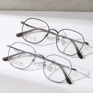 Montature per occhiali geometriche in titanio ultraleggere per uomo e donna, stile ottico chic.