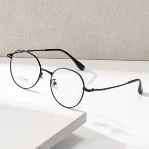 Monture de lunettes ronde en titane noir classique pour hommes et femmes, optique légère.