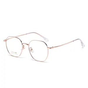 Leggera montatura per occhiali poligonale in beta-titanio, elegante design oro rosa.
