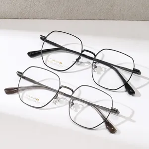 Montures optiques polygonales en titane minimalistes, lunettes de vue élégantes en métal.