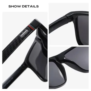 Lunettes de soleil carrées tendance pour homme avec monture noire et branches ornées.