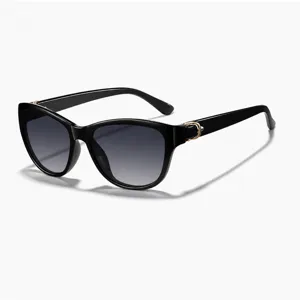 Lunettes de soleil noires élégantes pour femmes avec verres dégradés et détails métalliques.