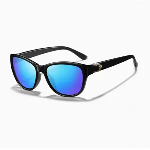 Lunettes de soleil polarisées femme verres bleus monture noire avec boucle métal.
