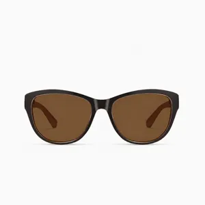 Femme lunettes de soleil marron élégantes avec monture sombre protection UV accessoire mode.