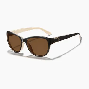 Gros plan de lunettes de soleil pour femme monture noir et blanc verres marron.