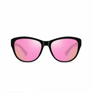 Gros plan détail de lunettes de soleil femme à monture noire et verres roses tendance style.