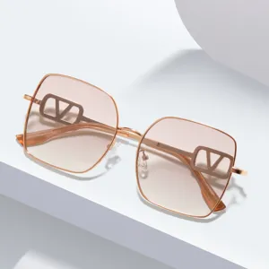 Lunettes de soleil carrées en métal pour femme verres roses dégradés style chic!