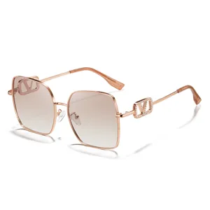 Lunettes de soleil femme métal carré, verres dégradés, branches V strass, vue principale.