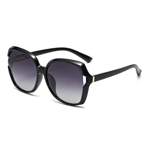 Lunettes de soleil polarisées oversize pour femme avec verres dégradés et monture noire.