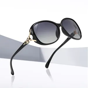 Lunettes de soleil tendance pour femmes avec verres dégradés et strass sur les branches.