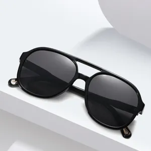 Occhiali da sole polarizzati alla moda con montatura TR90 e design da aviatore.
