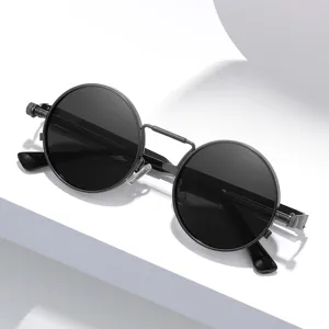 Lunettes de soleil rondes style punk pour hommes avec verres noirs et charnières uniques.