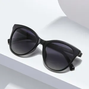 Élégantes lunettes de soleil pour femmes avec verres dégradés pour voyages et la mode style.