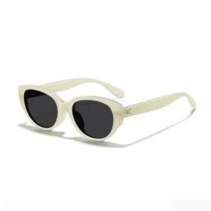 Femme vintage retro lunettes de soleil cat eye epaisses avec protection UV et verres noirs.