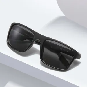Occhiali da sole polarizzati sportivi da uomo con montatura nera dal design elegante.