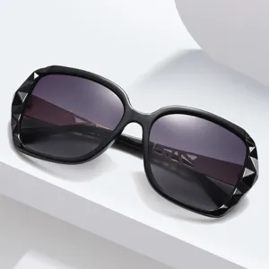 Lunettes de soleil grand cadre pour femme avec protection UV et verres polarisés élégantes.