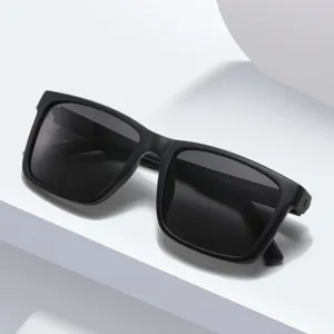 Lunettes de soleil polarisées mode homme avec monture carrée noire classique pour sport.