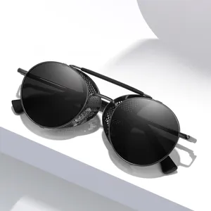 Lunettes de soleil steampunk rondes en métal tendance avec protections latérales et verres noirs.