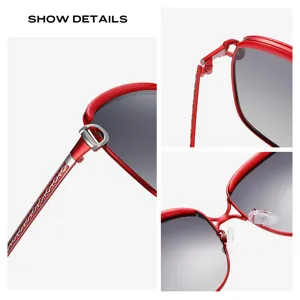 Occhiali da sole in metallo da donna, montatura rossa oversize con lenti sfumate chic.