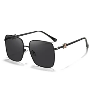 Lunettes de soleil carrées polarisées tendance pour femmes avec détail en métal élégant.